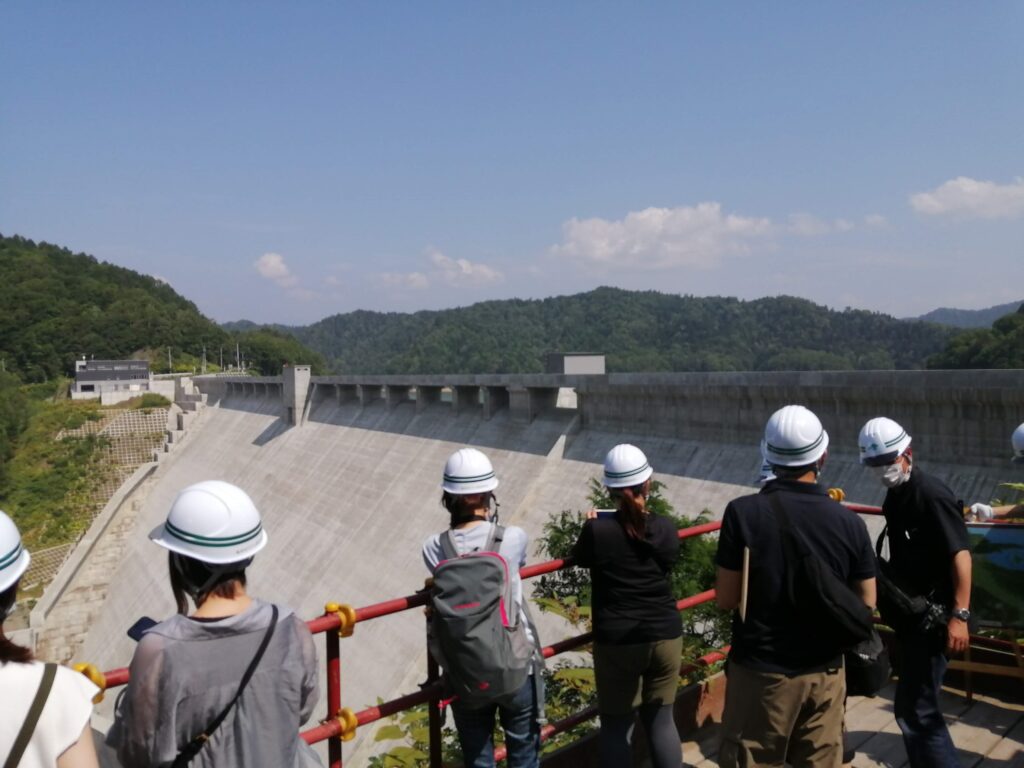 北海道開発局「インフラツーリズムほっかいどう」 三笠 新桂沢ダムといわみざわローズバラフェスタ2025(秋のバラ)&しんしのつ温泉日帰り入浴