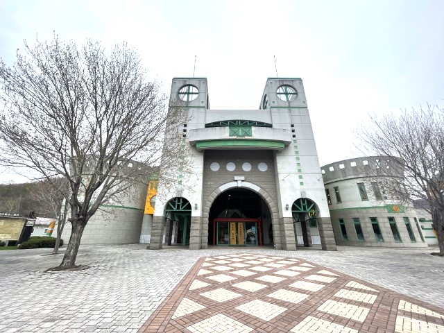 地元の高校生が一部ガイド案内！遠軽で日本最古の国宝【黒曜石】と国宝指定50周年の【中空土偶】を見学！日本最大級の1000万本コスモスが出迎え！