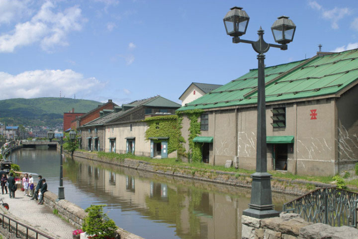 札幌~小樽で地元観光!日本遺産・北海道遺産小樽の歴史を再発見する旅~小樽浮世絵美術館・小樽天狗山夜景と小樽バインでディナーを楽しむ~