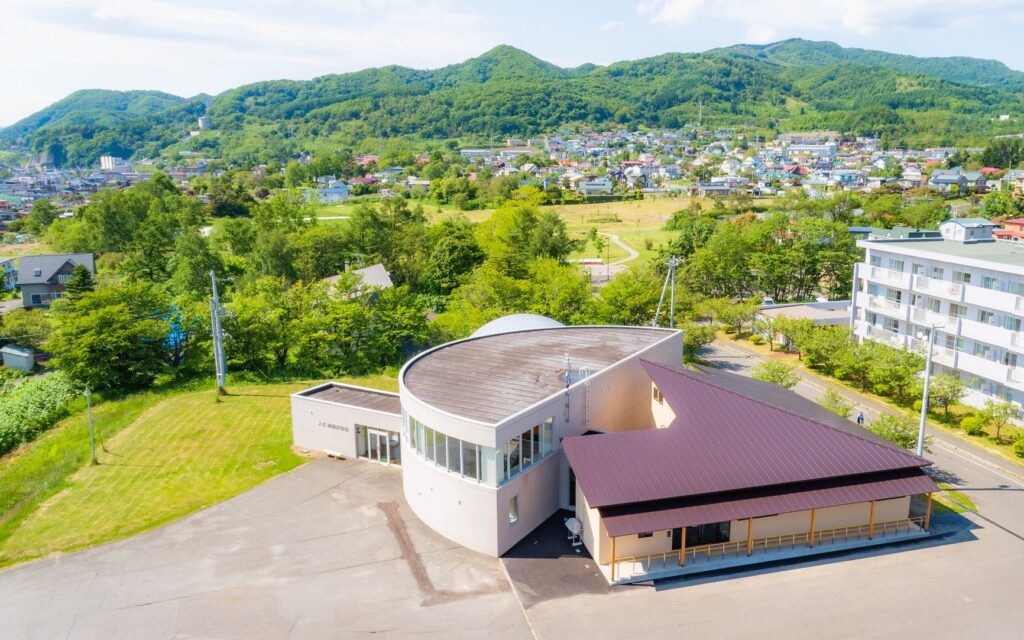 京極ふきだし公園の桜と縄文入江・高砂貝塚